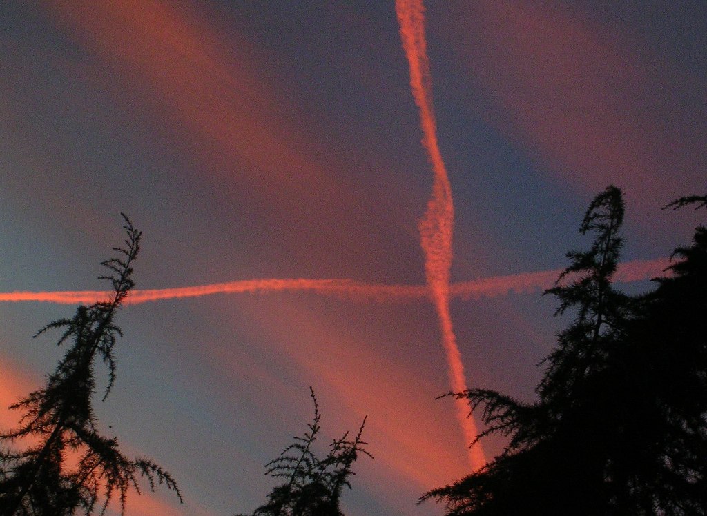 Croce rosa nel cielo
